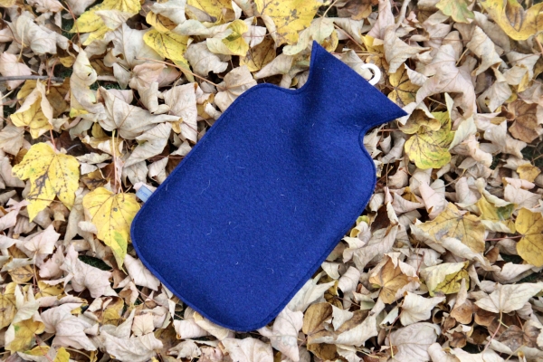 Filz-Wärmflasche "Nie mehr kalte Füsse" in dunkelblau